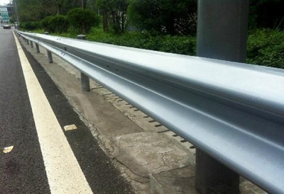 供應(yīng)大連道路波形板護(hù)欄,大連高速公路護(hù)欄板,大連雙波防撞板